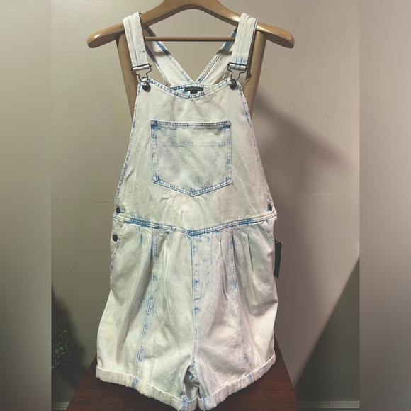 Wild Fable Acid Wash Denim Bib Overall Shorts Size Medium NWT Distressed - Picture 1 of 4